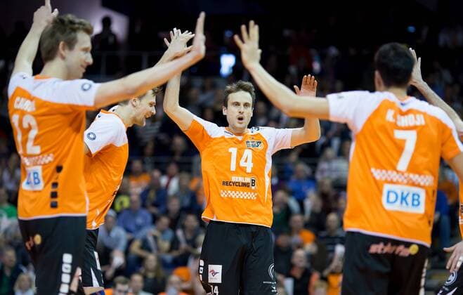 Berlin, Deutschland, 18.01.2015: DVL Volleyball Bundesliga Saison 2014 2015 - BR Volleys - VfB Friedrichshafen. Das Team der BR Volleys jubelt: v.l. v12 , Robert Kromm (BR Volleys 3), Tomas Kmet (BR Volleys 14), Kawika Shoji (BR Volleys 7)