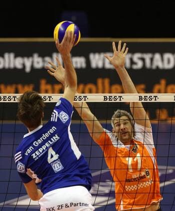 Maarten van Garderen, Rob Bontje Aktion Spielszene Zweikampf Volleyball Bundesliga Herren Saison 2014 2015 18.01.2015 BR Volleys Berlin vs. VfB Friedrichshafen