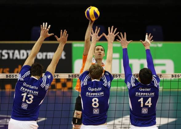 Scott Touzinsky im Angriff, Adrian Gontariu, Max Günthör, Baptiste Geiler Volleyball Bundesliga Herren Saison 2014 2015 18.01.2015 BR Volleys Berlin vs. VfB Friedrichshafen