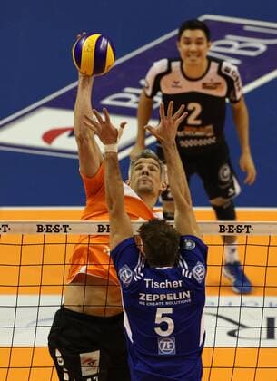 Rob Bontje im Angriff, Simon Tischer Volleyball Bundesliga Herren Saison 2014 2015 18.01.2015 BR Volleys Berlin vs. VfB Friedrichshafen
