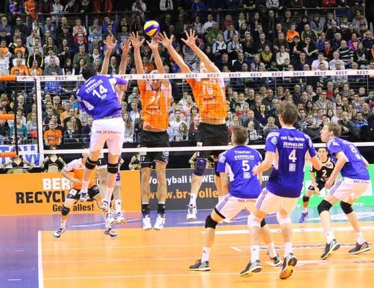 Baptiste Geiler (VfB Friedrichshafen) gegen den Berliner Dreier-Block, Berlin Recycling Volleys vs. VfB Friedrichshafen , Herren, Volleyball, Bundesliga, 18.01.2015 EP_mht
