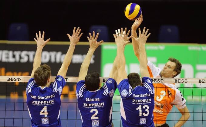Robert Kromm (BR Volleys), hinten, vorne Maarten van Garderen (Friedrichshafen), Maximiliano Gauna (Friedrichshafen), Adrian Gontariu (Friedrichshafen), BR Volleys Berlin - VfB Friedrichshafen Deutsche Volleyball Liga, Bundesliga, Saison 2014 2015, Herren, Männer, Männer, men, Volleyball, Deutschland, Germany, Max-Schmeling-Halle Berlin, 18.1.2015