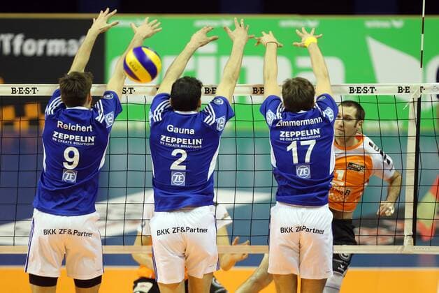 Scott Touzinsky (BR Volleys), hinten, vorne Thilo Späth-Westerholt (Friedrichshafen), Maximiliano Gauna (Friedrichshafen), Jan Zimmermann (Friedrichshafen), BR Volleys Berlin - VfB Friedrichshafen Deutsche Volleyball Liga, Bundesliga, Saison 2014 2015, Herren, Männer, Männer, men, Volleyball, Deutschland, Germany, Max-Schmeling-Halle Berlin, 18.1.2015