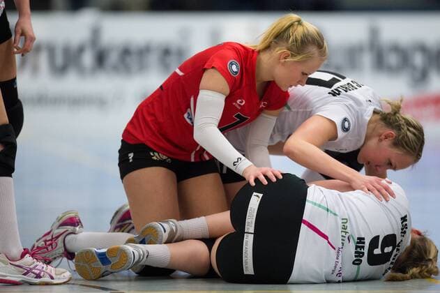 18.01.2015, Halle Berg Fidel, Muenster Volleyball, Bundesliga Frauen, USC Münster Muenster vs. Köpenicker Koepenicker SC Julia Hero ( 9 Koepenick) verletzt Verletzung Jessica Göpner Goepner ( 7 Koepenick), Pia Riedel ( 17 Koepenick) leisten Erste Hilfe