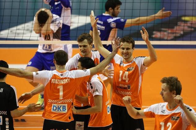 Scott Touzinsky, Robert Kromm, Kawika Shoji, Tomas Kmet Freude Emotion jubelnd Jubel nach Satzgewinn Volleyball Bundesliga Herren Saison 2014 2015 18.01.2015 BR Volleys Berlin vs. VfB Friedrichshafen