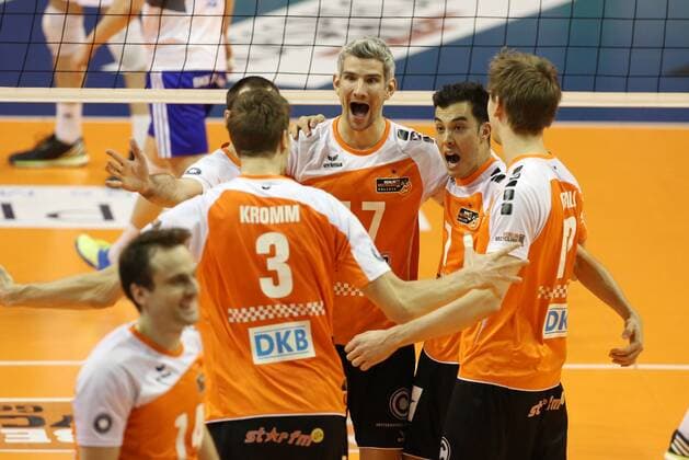 Robert Kromm, Scott Touzinsky, Rob Bontje, Kawika Shoji, Paul Carroll Freude Emotion jubelnd Jubel Volleyball Bundesliga Herren Saison 2014 2015 18.01.2015 BR Volleys Berlin vs. VfB Friedrichshafen
