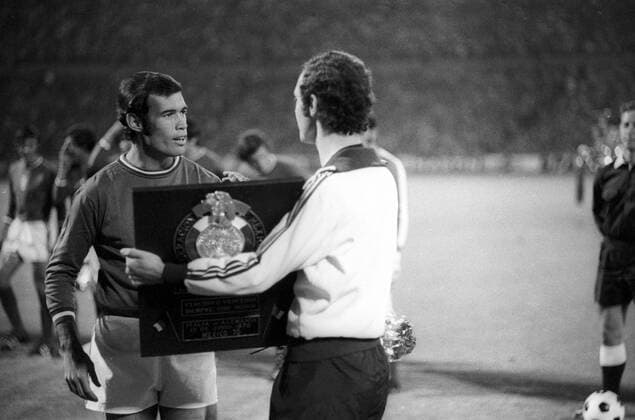 Franz Beckenbauer (BR Deutschland) und Gustavo Pena (Mexiko)