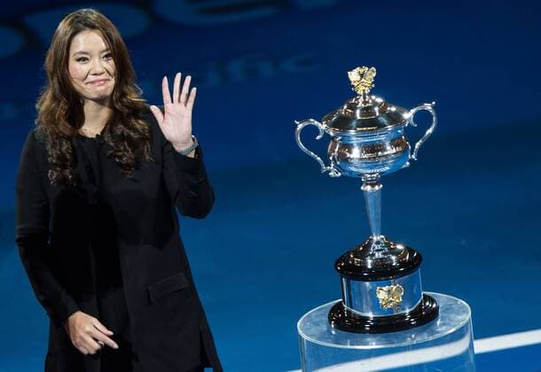 2014 Australian Open tennis champion Li Na of China attends her farewell ceremony at Rod Laver Arena on the first day of 2015 Australian Open tournament in Melbourne, Australia, Jan. 19, 2015. Li Na shared her pregnancy news with the spectators during the event. ) (SP)AUSTRALIA-MELBOURNE-LI NA-FAREWELL CEREMONY BaixXue 