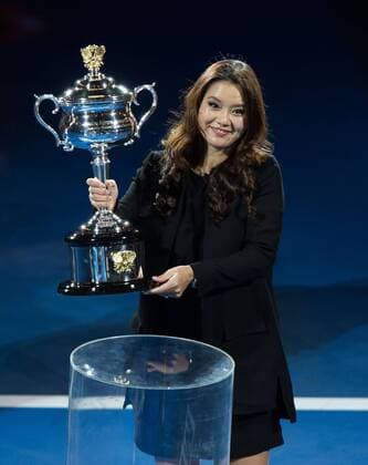 2014 Australian Open tennis champion Li Na of China poses with the trophy during her farewell ceremony at Rod Laver Arena on the first day of 2015 Australian Open tournament in Melbourne, Australia, Jan. 19, 2015. Li Na shared her pregnancy news with the spectators during the event. ) (SP)AUSTRALIA-MELBOURNE-LI NA-FAREWELL CEREMONY BaixXue 