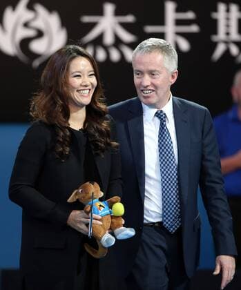 2014 Australian Open tennis champion Li Na (L) of China and Australian Open tournament director Craig Titley pose during Li Na s farewell ceremony at Rod Laver Arena on the first day of 2015 Australian Open tournament in Melbourne, Australia, Jan. 19, 2015. Li Na shared her pregnancy news with the spectators during the event. ) (SP)AUSTRALIA-MELBOURNE-LI NA-FAREWELL CEREMONY BaixXue 