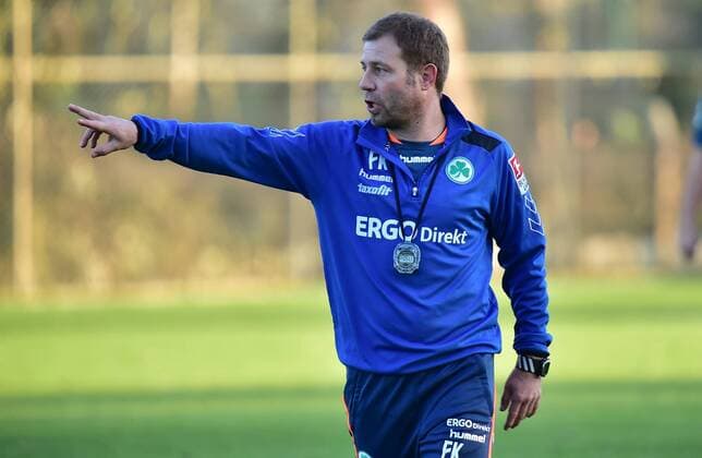 19.01.2015 - Fussball - 2. Bundesliga - Saison 2014 2015 - SpVgg Greuther Fürth Fuerth - Trainingslager Wintertrainingslager Belek Türkei - - Frank Kramer (Trainer SpVgg Greuther Fürth ) zeigt deutet