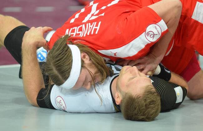 Handball Doha 20.01.2015 Weltmeisterschaften WM der Herren Männer Vorrunde Gruppe D Dänemark (DEN) Daenemark - Deutschland (GER) Steffen Weinhold (Deutschland, No.17) HANSEN Mikkel (Dänemark, No.24)