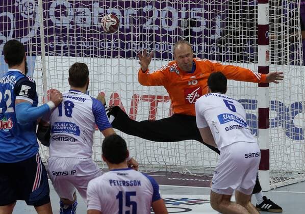 HANDBALL - IHF WC Qatar 2015, FRA vs ISL DOHA,QATAR,20.JAN.15 - HANDBALL - IHF World Championship WM Weltmeisterschaft France vs Iceland. Image shows Thierry Omeyer (FRA) and Asgeir Oern Hallgrimsson (ISL).