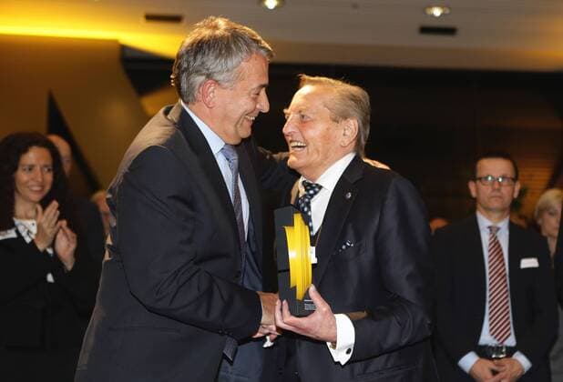 Stuttgart , Trainerpreisverleihung LSV Trainerpreis 2014 Baden- Württemberg , , Wolfgang Niersbach ( DFB Präsident , links ) ehrt Gerhard Mayer Mayer - Vorfelder für sein Lebenswerk für den