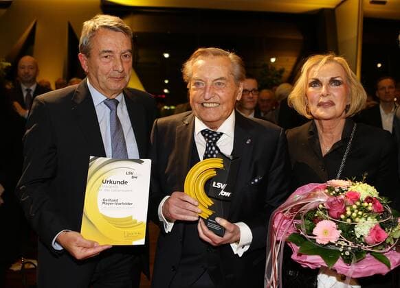 Stuttgart , Trainerpreisverleihung LSV Trainerpreis 2014 Baden- Württemberg , , Wolfgang Niersbach ( DFB Präsident , links ) ehrt Gerhard Mayer Mayer - Vorfelder für sein Lebenswerk für den , rechts: Margit Mayer - Vorfelder