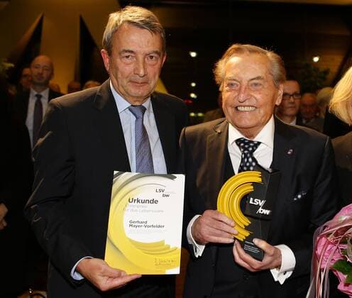 Stuttgart , Trainerpreisverleihung LSV Trainerpreis 2014 Baden- Württemberg , , Wolfgang Niersbach ( DFB Präsident , links ) ehrt Gerhard Mayer Mayer - Vorfelder für sein Lebenswerk für den