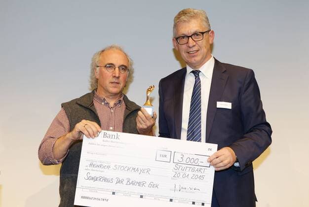 Stuttgart , Trainerpreisverleihung LSV Trainerpreis 2014 Baden- Württemberg , Werner Stockmayer ( links ) bekommt dern Sonderpreis der Barmer GEK überreicht von Harld Müller ( rechts Landesgeschäftsführer der BArmer GEK )