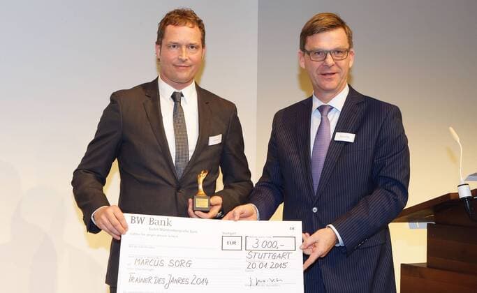 Stuttgart , Trainerpreisverleihung LSV Trainerpreis 2014 Baden- Württemberg , Marcus Sorg ( links ) bekommt die Auszeichnung Trainer des Jahres überreicht von Thomas Edig ( Stellvertretender Vostandsvorsitzdender Porsche AG )