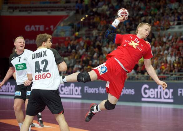 Handball Doha 20.01.2015 Weltmeisterschaften WM der Herren Männer Vorrunde Gruppe D Dänemark (DEN) Daenemark - Deutschland (GER) TOFT Rene (Dänemark, No.19) Paul Drux (Deutschland, No.42)