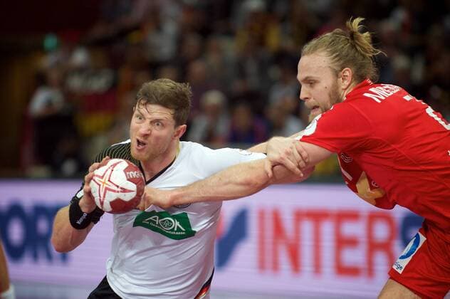 Handball Doha 20.01.2015 Weltmeisterschaften WM der Herren Männer Vorrunde Gruppe D Dänemark (DEN) Daenemark - Deutschland (GER) Martin Strobel (Deutschland, No.19) MÃ˜LLGAARD Henrik Möllgaard Mollgaard (Dänemark, No.21)