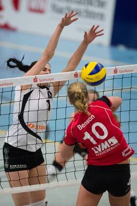 21.01.2015, Halle Berg Fidel, Muenster Volleyball, Bundesliga Frauen, USC Münster Muenster vs. Ladies in Black Aachen Block Tatiana Crkonova ( 1 Aachen) - Angriff Ashley Benson ( 10 Muenster)