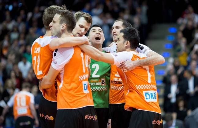 Berlin, Deutschland, 21.01.2015: Voleyball CEV Championsleague 2014 2015 - BR Volleys - Budvanska Rivijera Budva. Das Team der BR Volleys jubelt: v.l. Paul Carroll (BR Volleys 12), Tomas Kmet (BR Volleys 14), Robert Kromm (BR Volleys 3), Erik Shoji (BR Volleys 2), Scott Joseph Touzinsky (BR Volleys 1), Kawika Shoji (BR Volleys 7)