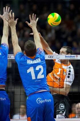 Berlin, Deutschland, 21.01.2015: Voleyball CEV Championsleague 2014 2015 - BR Volleys - Budvanska Rivijera Budva. Scott Joseph Touzinsky (BR Volleys 1) gegen den Block aus Mladen Majdak (Budva 12)
