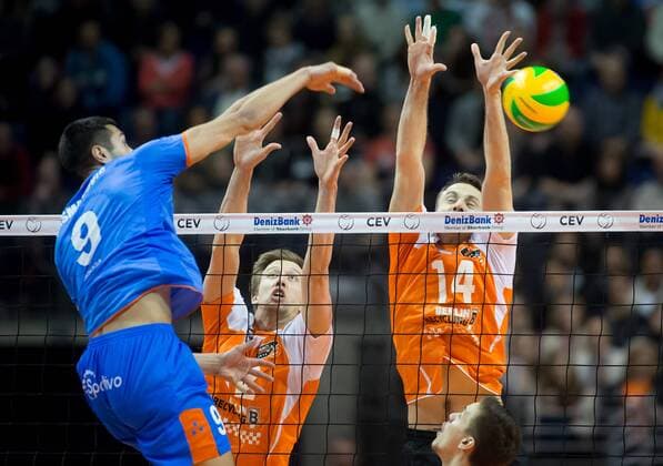 Berlin, Deutschland, 21.01.2015: Voleyball CEV Championsleague 2014 2015 - BR Volleys - Budvanska Rivijera Budva. Petar Krsmanovic (Budva 9) gegen den Block aus Paul Carroll (BR Volleys 12), Tomas Kmet (BR Volleys 14)