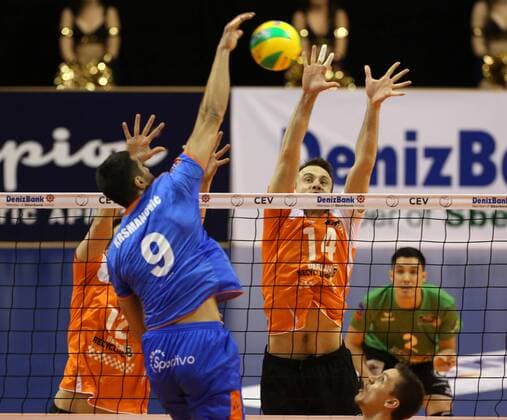 Petar Krsmanovic im Angriff, Tomas Kmet Aktion Spielszene Zweikampf Volleyball CEV DenizBank Championsleague Herren Saison 2014 2015 21.01.2015 BR Volleys Berlin vs. Budvanska Rivijera Budva