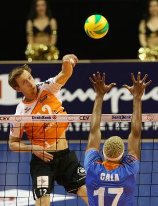 Paul Carroll im Angriff, Yosleyder Cala Gerardo Volleyball CEV DenizBank Championsleague Herren Saison 2014 2015 21.01.2015 BR Volleys Berlin vs. Budvanska Rivijera Budva