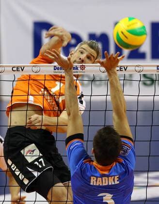 Rob Bontje im Angriff, Murilo Radke Aktion Spielszene Zweikampf Volleyball CEV DenizBank Championsleague Herren Saison 2014 2015 21.01.2015 BR Volleys Berlin vs. Budvanska Rivijera Budva