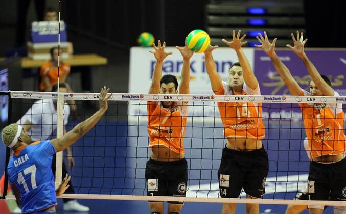 Yosleyder Cala Gerardo (Budva), vorne, hinten Kawika Shoji (BR Volleys), Tomas Kmet (BR Volleys), Scott Touzinsky (BR Volleys), BR Volleys Berlin-Budvanska Rivijera Budva Volleyball CEV Champions League 2014 2015, CEV Deniz Bank Herren, Männer, Maenner, men, Volleyball, Deutschland, Germany, Max-Schmeling-Halle Berlin, 21.1.2015