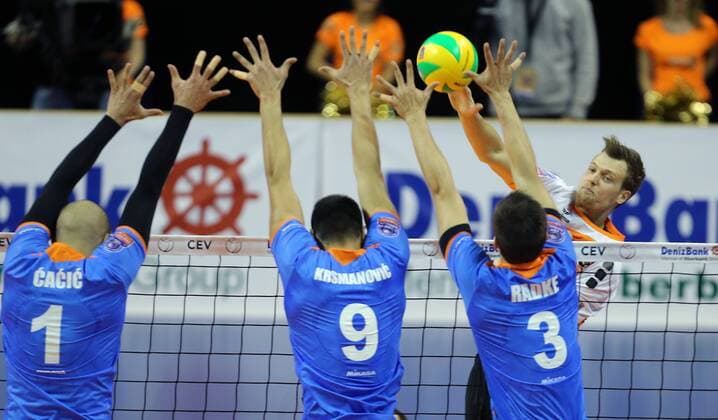 Robert Kromm (BR Volleys), hinten, vorne Vojin Cacic (Budva), Petar Krsmanovic (Budva), Murilo Radke (Budva), BR Volleys Berlin-Budvanska Rivijera Budva Volleyball CEV Champions League 2014 2015, CEV Deniz Bank Herren, Männer, Maenner, men, Volleyball, Deutschland, Germany, Max-Schmeling-Halle Berlin, 21.1.2015