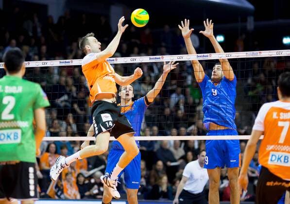 Berlin, Deutschland, 21.01.2015: Voleyball CEV Championsleague 2014 2015 - BR Volleys - Budvanska Rivijera Budva. Tomas Kmet (BR Volleys 14) gegen den Block aus Mladen Majdak (Budva 12), Petar Krsmanovic (Budva 9)