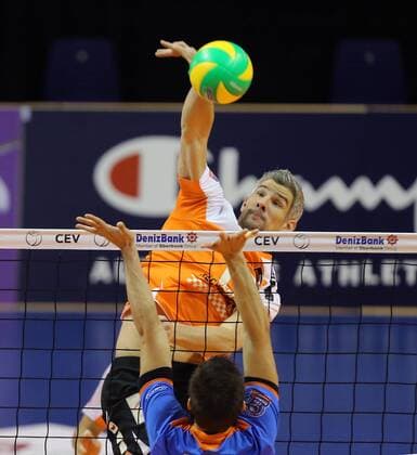 Rob Bontje (BR Volleys), hinten, vorne Murilo Radke (Budva), BR Volleys Berlin-Budvanska Rivijera Budva Volleyball CEV Champions League 2014 2015, CEV Deniz Bank Herren, Männer, Maenner, men, Volleyball, Deutschland, Germany, Max-Schmeling-Halle Berlin, 21.1.2015