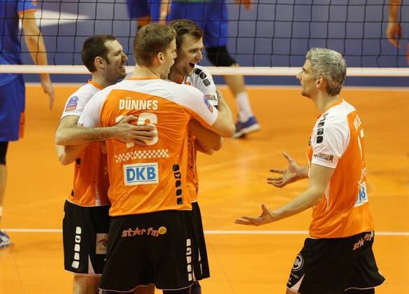 Scott Touzinsky, Christian Dünnes, Robert Kromm, Rob Bontje Freude Emotion jubelnd Jubel nach Satzgewinn Volleyball CEV DenizBank Championsleague Herren Saison 2014 2015 21.01.2015 BR Volleys Berlin vs. Budvanska Rivijera Budva