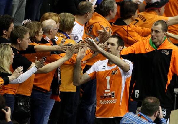 Scott Touzinsky abklatschen mit den fans Freude Emotion jubelnd Jubel nach Spielende Volleyball CEV DenizBank Championsleague Herren Saison 2014 2015 21.01.2015 BR Volleys Berlin vs. Budvanska Rivijera Budva