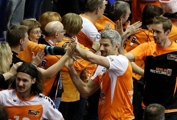 Rob Bontje abklatschen mit den fans Freude Emotion jubelnd Jubel nach Spielende Volleyball CEV DenizBank Championsleague Herren Saison 2014 2015 21.01.2015 BR Volleys Berlin vs. Budvanska Rivijera Budva