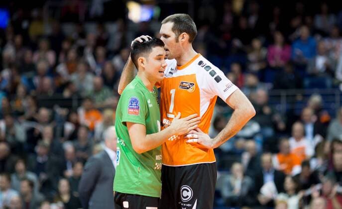 Berlin, Deutschland, 21.01.2015: Voleyball CEV Championsleague 2014 2015 - BR Volleys - Budvanska Rivijera Budva. Erik Shoji (BR Volleys 2) jubelt mit Scott Joseph Touzinsky (BR Volleys 1)