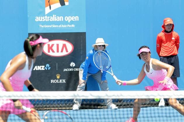 (150122) -- MELBOURNE , Jan. 22, 2015 -- Yang Zhaoxuan (L) and Ye Qiuyu of China compete during their first round match of the women s doubles at the Australian Open tennis championship in Melbourne, Australia, Jan. 22, 2015. JinxLinpeng 