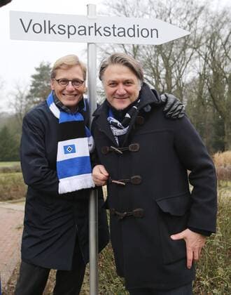 Pressetermin zur HSV-Partnerschaft mit Klaus-Michael Kuehne 1. Fussball Bundesliga 2014-2015 Hamburger SV einigt sich mit Klaus-Michael Kuehne auf eine langfristige Partnerschaft. Zur Saison 2015-2016 erwirbt das Stadion-Namensrecht. Ab Anfang Juli 2015 wird das HSV-Stadion wieder Volksparkstadion genannt. v.l.: Aufsichtsratsvorsitzender Karl Gernandt, Vorstandsvorsitzender Dietmar Beiersdorfer (Hamburger SV) im Volkspark Hamburg