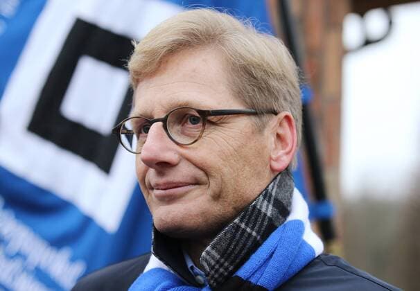 Pressetermin zur HSV-Partnerschaft mit Klaus-Michael Kuehne 1. Fussball Bundesliga 2014-2015 Hamburger SV einigt sich mit Klaus-Michael Kuehne auf eine langfristige Partnerschaft. Zur Saison 2015-2016 erwirbt das Stadion-Namensrecht. Ab Anfang Juli 2015 wird das HSV-Stadion wieder Volksparkstadion genannt. Aufsichtsratsvorsitzender Karl Gernandt (Hamburger SV) im Volkspark Hamburg