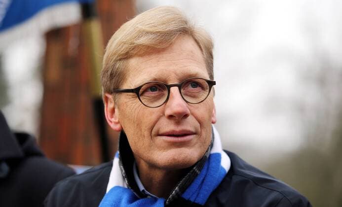 Pressetermin zur HSV-Partnerschaft mit Klaus-Michael Kuehne 1. Fussball Bundesliga 2014-2015 Hamburger SV einigt sich mit Klaus-Michael Kuehne auf eine langfristige Partnerschaft. Zur Saison 2015-2016 erwirbt das Stadion-Namensrecht. Ab Anfang Juli 2015 wird das HSV-Stadion wieder Volksparkstadion genannt. Aufsichtsratsvorsitzender Karl Gernandt (Hamburger SV) im Volkspark Hamburg