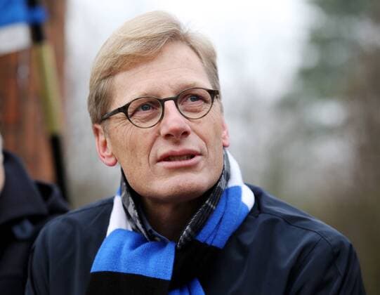 Pressetermin zur HSV-Partnerschaft mit Klaus-Michael Kuehne 1. Fussball Bundesliga 2014-2015 Hamburger SV einigt sich mit Klaus-Michael Kuehne auf eine langfristige Partnerschaft. Zur Saison 2015-2016 erwirbt das Stadion-Namensrecht. Ab Anfang Juli 2015 wird das HSV-Stadion wieder Volksparkstadion genannt. Aufsichtsratsvorsitzender Karl Gernandt (Hamburger SV) im Volkspark Hamburg