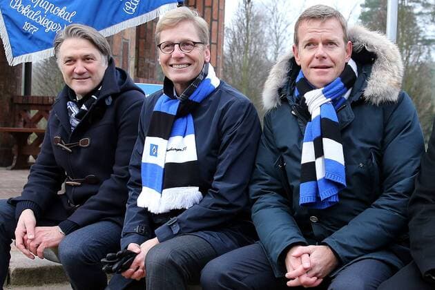 Pressetermin zur HSV-Partnerschaft mit Klaus-Michael Kuehne 1. Fussball Bundesliga 2014-2015 Hamburger SV einigt sich mit Klaus-Michael Kuehne auf eine langfristige Partnerschaft. Zur Saison 2015-2016 erwirbt das Stadion-Namensrecht. Ab Anfang Juli 2015 wird das HSV-Stadion wieder Volksparkstadion genannt. v.l.: Vorstandsvorsitzender Dietmar Beiersdorfer, Aufsichtsratsvorsitzender Karl Gernandt Marketing-Vorstand Joachim Hilke (Hamburger SV) im Volkspark Hamburg