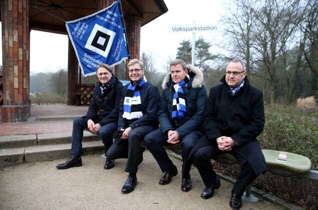 Pressetermin zur HSV-Partnerschaft mit Klaus-Michael Kuehne 1. Fussball Bundesliga 2014-2015 Hamburger SV einigt sich mit Klaus-Michael Kuehne auf eine langfristige Partnerschaft. Zur Saison 2015-2016 erwirbt das Stadion-Namensrecht. Ab Anfang Juli 2015 wird das HSV-Stadion wieder Volksparkstadion genannt. v.l.: Vorstandsvorsitzender Dietmar Beiersdorfer, Aufsichtsratsvorsitzender Karl Gernandt Marketing-Vorstand Joachim Hilke, Finanz-Vorstand Frank Wettstein (Hamburger SV) im Volkspark Hamburg