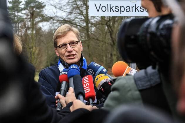 Deutschland, Hamburg , Imtech Arena, Fussball, 1. Bundesliga, Saison 2014 2015 , Hamburger SV , Pressekonferenz zur Rückkehr zum Namen Volksparkstadion , Aufsichtsratsvorsitzender Karl Gernandt (HSV) im Interview