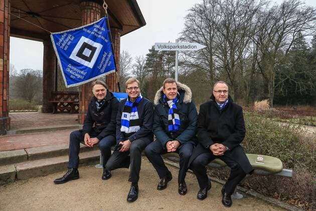 Deutschland, Hamburg , Imtech Arena, Fussball, 1. Bundesliga, Saison 2014 2015 , Hamburger SV , Pressekonferenz zur Rückkehr zum Namen Volksparkstadion , Vorstandsvorsitzender Dietmar Beiersdorfer, Aufsichtsratsvorsitzender Karl Gernandt , Joachim Hilke(Leiter Marketing) , Frank Wettstein (Vorstand Finanzen) (HSV)