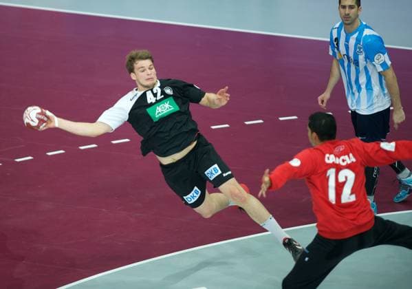 Handball Doha 22.01.2015 Weltmeisterschaften WM der Herren Männer Vorrunde Gruppe D Deutschland (GER) - Argentinien (ARG) Paul Drux (Deutschland, No.42) GARCIA Fernando (Argentinien, No.12)