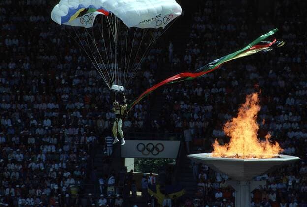 17.09.1988. Seoul, South Korea. Parachutist at the OPENING CEREMONY from the SEOUL Olympic Games Olympische Spiele Olympia OS 1988 xACTIONxPLUSxsportsximagesx  ActionPlus880902